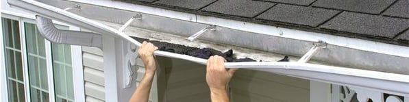 Gutter-standard-hangers-shingle-granules