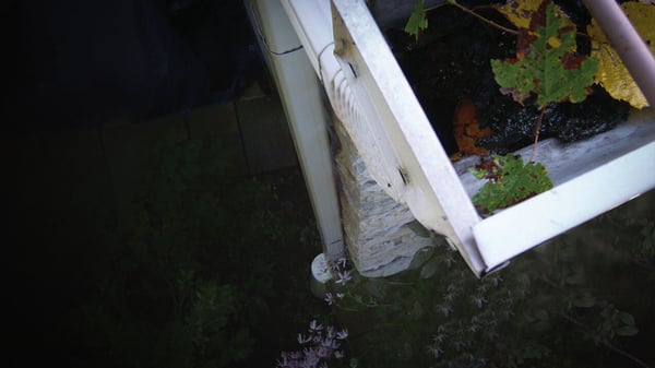Overview of a clogged gutter